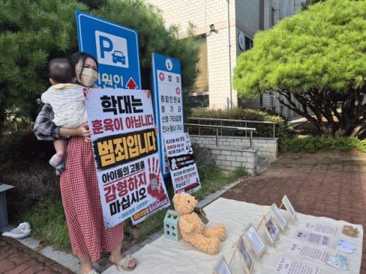 [종합] 2살 아들 결박·폭행 방치해 숨지게 한 부부… 검찰, 친부 무기징역·친모 징역 18년 구형