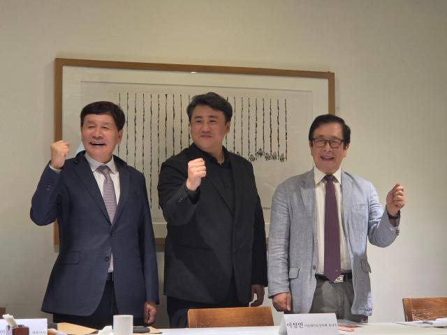 왼쪽부터 임진번 서산문화재단 대표이사 이정민 서산해미읍성축제 총감독 허권 서산문화재단 이사가 16일 서울 광화문 모처 식당에서 열린 축제 간담회에 참석해 화이팅을 외치고 있다 사진기수정 기자
