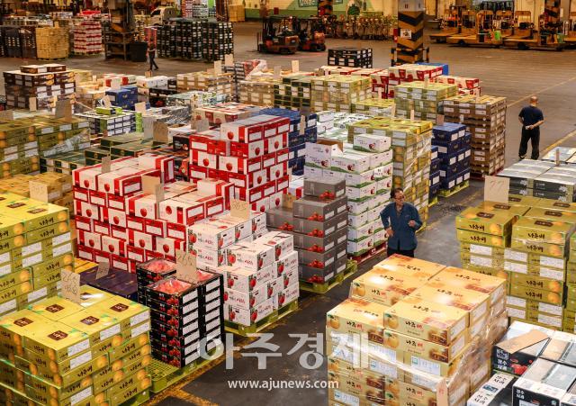 الأسواق والمتاجر تعج بالزحام استعدادًا لعيد الشوكوان الكوري القادم