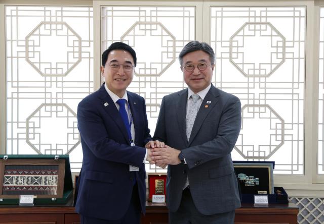 박수현 충남지사가 16일 정부서울청사에서 윤호중 행정안전부 장관을 만나 국가정보자원관리원 본원의 충남 설치 등 지역 현안을 건의하고 있다사진충남도