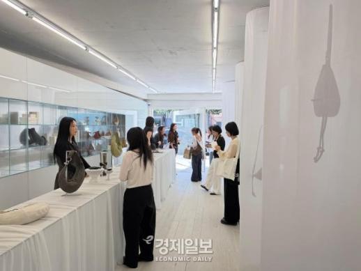 [현장] 가방은 작품처럼, 매장은 전시처럼…아카이브 앱크, 플링 오감으로 느끼는 법
