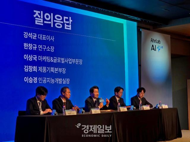 왼쪽부터 이승경 안랩 인공지능개발실장 한창규 안랩 연구소장 강석균 안랩 대표이사 이상국 안랩 마케팅글로벌사업부문장 김창희 안랩 제품기획본부장이 질의응답을 진행하고 있다 사진류청빛 기자