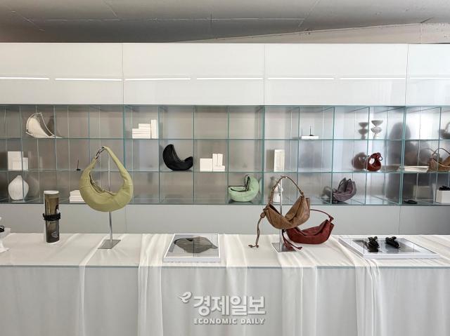 더 아카이브 앱크 서촌 매장 내부에 전시된 제품 모습 사진정보운 기자