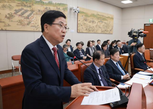 최교진 교육부 장관이 16일 국회 교육위원회 전체회의에서 대입 원서접수시스템 장애 관련 현황과 조치 방안을 보고하고 있다 사진연합뉴스