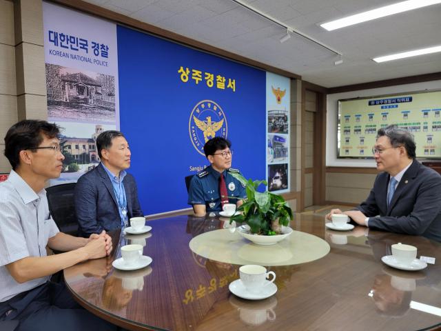 조순열 서울지방변호사회 회장이 16일 경북 상주경찰서를 방문해 변호인 참여 제한 재발방지를 촉구하고 있다 사진서울변회