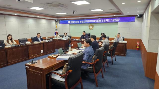 동해시의회 행정사무감사특별위원회가 16일 관광과 해양수산과 농업기술센터 보건정책과 예방관리과 소관 업무에 대한 행정사무감사를 실시했다 사진동해시의회