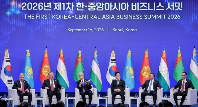한·중앙아시아 정상들이 비즈니스 서밋 참석해서 이야기를 나누고 있다 사진연합뉴스