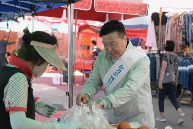 최재구 예산군수가 예산시장에서 물가안정 캠페인에 참여하는 모습 