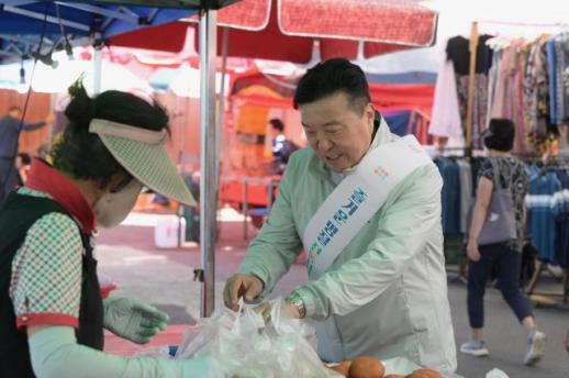 최재구 예산군수, 추석 대목 장바구니 물가 점검…상인 애로 청취