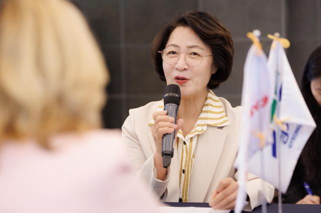 16일 오전 수원특례시 도담소에서 열린 경기도-일드프랑스주 우호협력 10주년 기념 실행계획 서명식에서 추미애 경기도지사가 인사말씀을 하고 있다 사진경기도