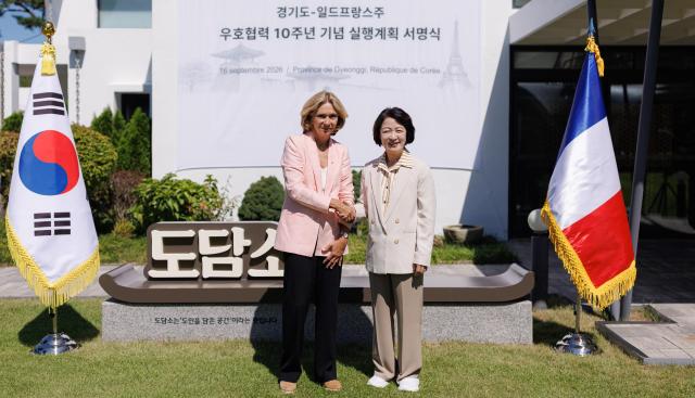 16일 오전 수원특례시 도담소에서 열린 경기도-일드프랑스주 우호협력 10주년 기념 실행계획 서명식에서 추미애 경기도지사 발레리 페크레스 일드프랑스 주지사가 기념촬영을 하고 있다 사진경기도