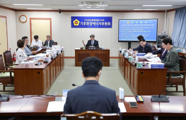 박원종 전남광주통합특별시의회 기후환경에너지위원장이 제3회 제1차 정례회에서 회의를 주재하며 2025회계연도 결산과 2026년도 제1회 추가경정예산안을 심사하고 있다 기후환경에너지위원회는 6개 소관 부서의 재정 운용과 주요 사업의 타당성을 점검하고 추경안을 심사·의결했다사진전남광주통합특별시의회