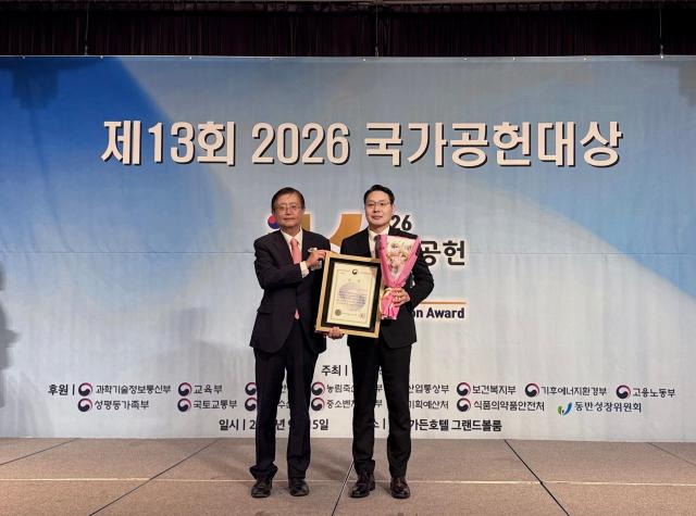 왼쪽부터 광운대학교 경영대 임영균 명예교수 인천관광공사 이종득 기획조정실장이 기념사진을 찍고 있다 사진인천관광공사