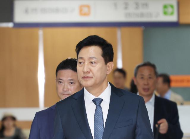 오세훈 서울시장이 지난달 11일 서초구 서울고등법원에서 열리는 명태균 여론조사 의혹 사건 2심 속행 공판에 출석하고 있다 사진연합뉴스