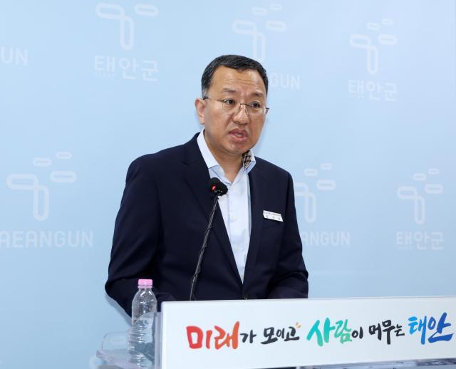 16일 군청 브리핑룸에서 브리핑 중인 김기만 미래에너지과장사진태안군