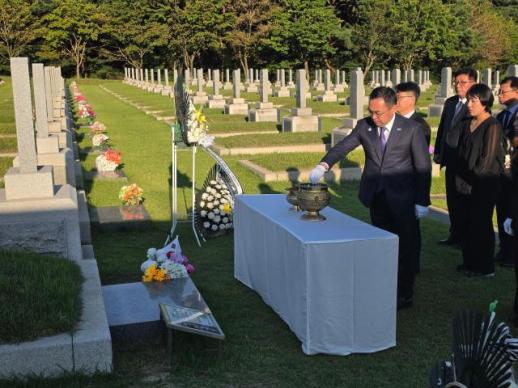 카자흐스탄 문화정보부 장관, 대전현충원 홍범도 장군 묘역 참배