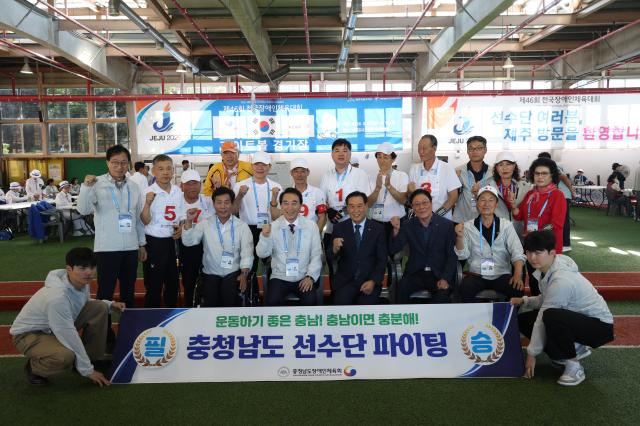 박수현 충남도지사가 제주에서 열린 제46회 전국장애인체육대회 경기장을 찾아 충남 선수단을 격려한 뒤 기념촬영을 하고 있다사진충남도