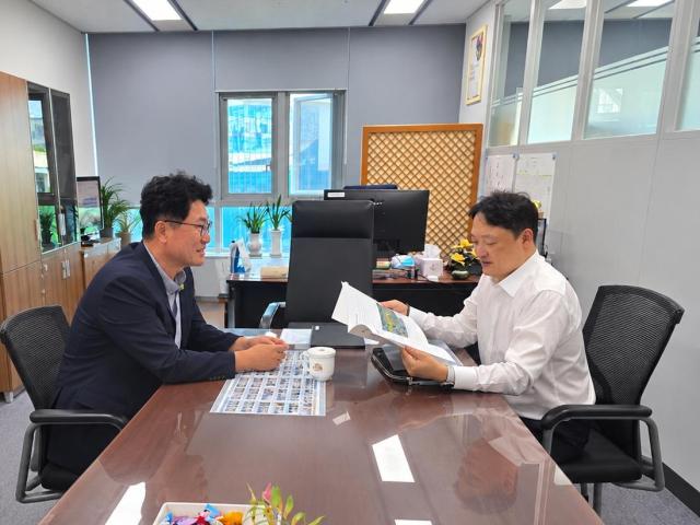 지난 15일 이도형 부시장이 기획예산처를 방문해 경제예산심의관과 면담을 갖고 국비 지원의 필요성을 적극 건의하고 있다사진경산시