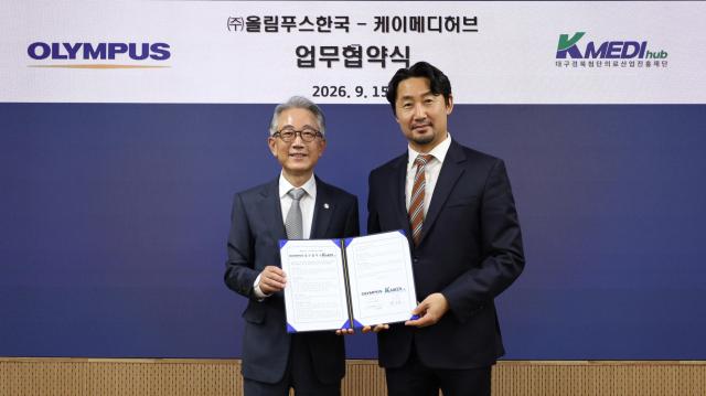 케이메디허브는 지난 15일 의료기술시험연수원 활용 내시경 분야 의료인 교육훈련 활성화를 위한 업무협약MOU을 체결하고 기념사진을 촬영하고 있다사진케이메디허브
