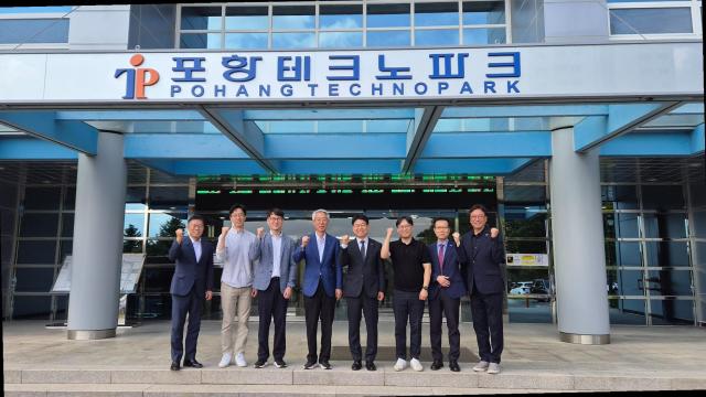 포항테크노파크가 포항 첨단 미래산업 육성을 위한 전략 간담회를 개최한 후 기념 촬영을 하고 있다 사진포항테크노파크
