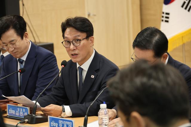 김민석 더불어민주당 대표가 지난 16일 대전시청 하늘마당에서 열린 민주당 최고위원회의 및 예산정책협의회에서 발언하고 있다사진연합뉴스