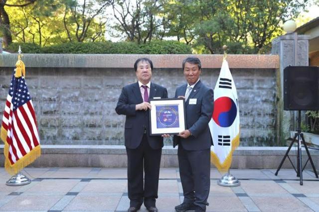우오현 SM그룹 회장왼쪽과 임호영 한미동맹재단 회장전 한미연합군사령부 부사령관이 지난 16일 서울 용산구 드래곤힐 세이블스에서 열린 한미동맹재단∙주한미군전우회 후원기업 간담회에서 후원기업인증패를 들고 기념촬영을 하고 있다 사진SM그룹