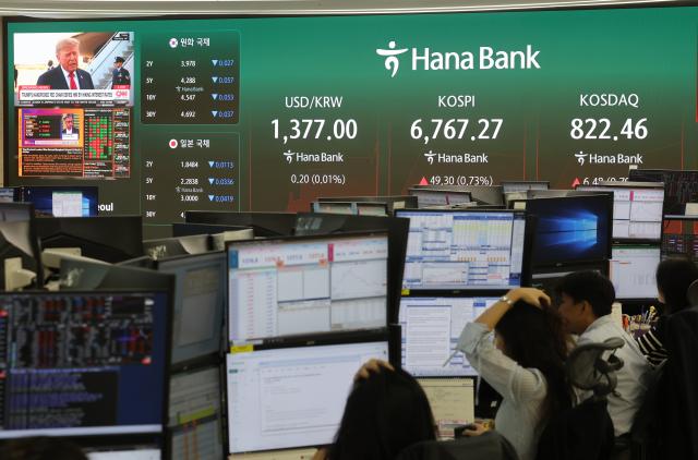 17일 오전 서울 중구 하나은행 본점 딜링룸 사진연합뉴스