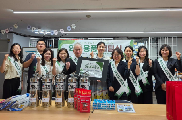 GKL 서울드래곤시티점 직원들이 용산용문시장 상인회에 소방용품을 전달하고 기념촬영을 하고 있다 사진GKL