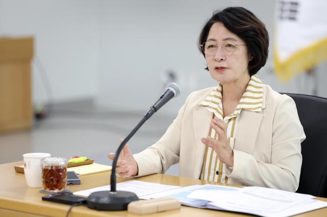 16일 오전 경기도 율곡홀에서 열린 도지사 주재 주간회의에서 추미애 경기도지사가 회의를 주재하고 있다 사진경기도