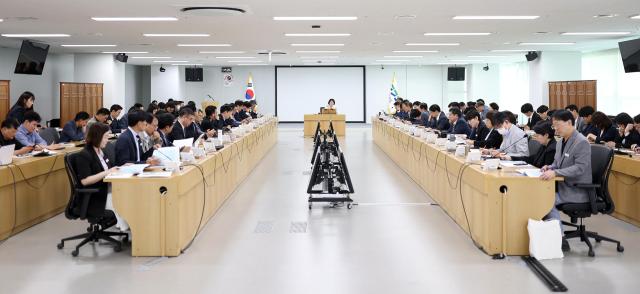 16일 오전 경기도 율곡홀에서 열린 도지사 주재 주간회의에서 추미애 경기도지사가 회의를 주재하고 있다 사진경기도