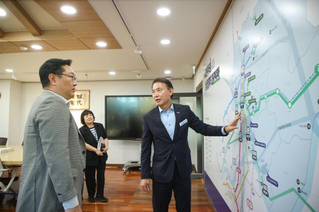 최현덕 시장이 한석우 본부장과 왕숙지구를 중심으로 관내 우수기업 투자유치하기 위한 협력방안을 모색하고 있다 사진남양주시