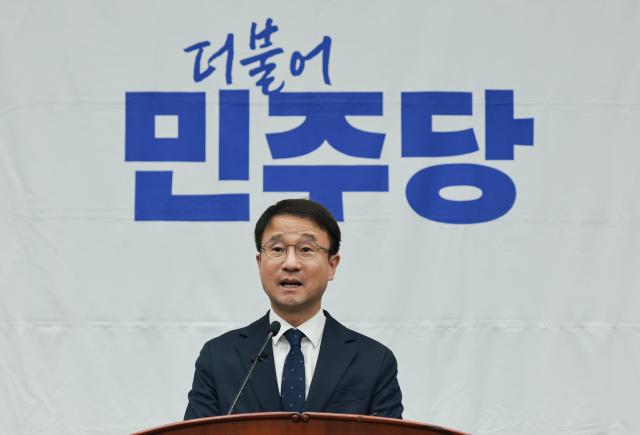 한병도 더불어민주당 원내대표가 17일 국회에서 열린 의원총회에 참석해 발언하고 있다 사진연합뉴스