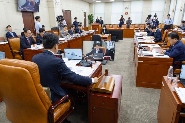 국회 국방위원회 위원장인 더불어민주당 진성준 의원이 지난 10일 국회에서 열린 국방위 전체 회의에서 여야 합의로 강신철 국방부 장관 후보자 인사청문안을 처리하고 있다사진연합뉴스