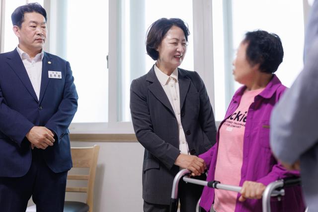 17일 오전 이천시 중리동행정복지센터 일원에서 추미애 경기도지사가 추석맞이 통합돌봄 서비스 현장방문을 하고 있다 사진경기도