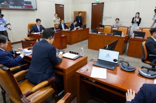 국방위, 강신철 장관 후보자 청문보고서 與 주도 채택…국힘 불참