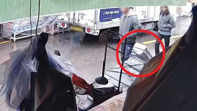 조재복이 장모의 시신이 담긴 캐리어를 끌고 아내와 함께 걸어가는 모습의 CCTV 영상 사진연합뉴스