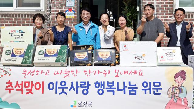 강진원 강진군수가 추석명절을 앞두고 복지현장을 방문해 위문품을 전달하고 있다사진강진군