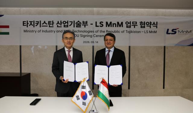 심현석 LS MnM 부사장좌과 셰랄리 카비르 타지키스탄 공화국 산업신기술부 장관이 14일월 업무협약을 체결한 뒤 기념촬영을 하고 있다 사진LS