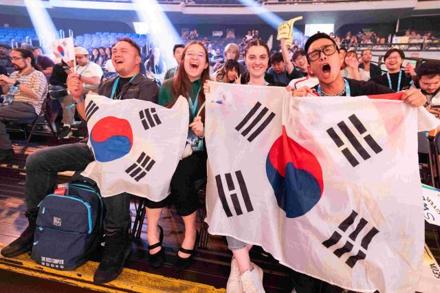 오버워치 월드컵 2026 현장에서 팬들이 태극기를 들고 한국 대표팀을 응원하고 있다 사진블리자드