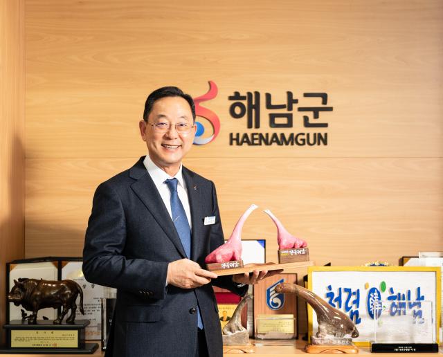 명현관 해남군수가 지역의 미래 비전을 담은 서한문을 대통령에게 전달하며 해남을 대한민국 균형발전의 새로운 거점으로 육성하기 위한 국가차원의 지원을 건의했다사진해남군