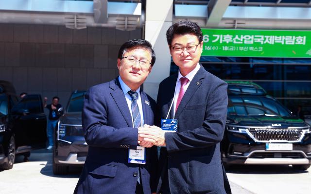 16일 부산 벡스코에서 열린 ‘2026 기후산업국제박람회’에서 황이주 울진군수오른쪽가 김성환 기후에너지환경부 장관과 만나 기념 촬영을 하고 있다사진울진군