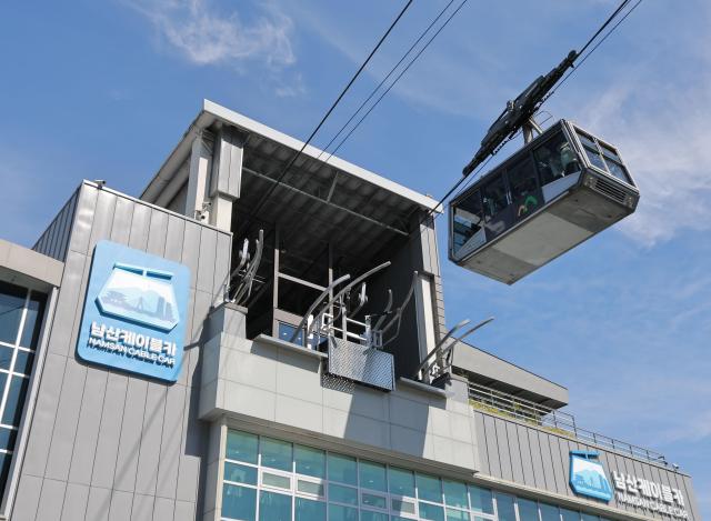 서울고법 행정7부는 17일 남산 케이블카 운영사 한국삭도공업 등이 서울시를 상대로 도시관리계획결정 처분을 취소하라며 낸 소송을 1심과 같이 원고 승소로 판결했다 한국삭도공업은 1961년 사업 허가를 받고 이듬해부터 남산 케이블카를 독점적으로 운영해 왔다
이날 서울 중구에서 남산케이블카가 이동하고 있다 사진연합뉴스