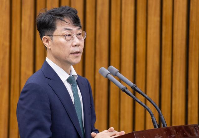 김성수 대법관 후보자가 지난 14일 국회에서 열린 인사청문특별위원회 청문회에 출석해 선서를 마친 뒤 인사말을 하고 있다 사진연합뉴스