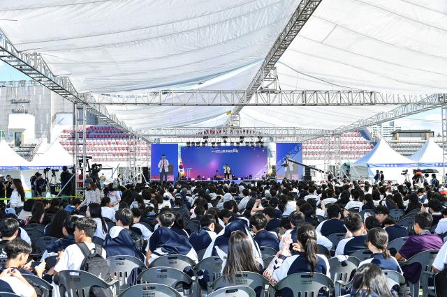 대학생 멘토와 함께 인공지능·소프트웨어AI·SW 동아리 멘토링 프로그램에 참여하고 있는 김포고 학생들 사진김포시