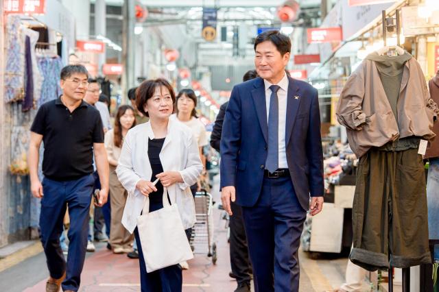 조용호 시장이 추석을 앞둔 17일 오색시장에서 장보기 행사를 열고 상인들의 목소리를 들었다 사진오산시