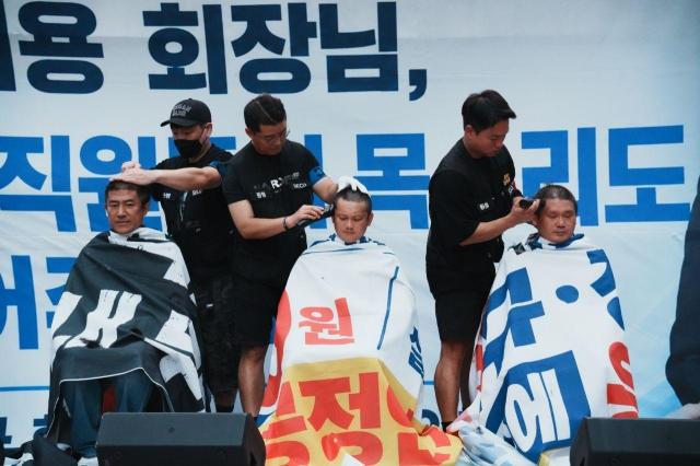 Members of Samsung Electronics Labor Union Donghaeng shave their heads during a protest outside Samsungs Seocho office in Seoul on Aug 21 Courtesy of Donghaeng