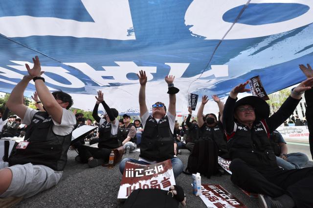 Members of the Samsung Group Super Enterprise Union rally outside Samsung Electronics Pyeongtaek campus on April 23 AJP Han Jun-gu
