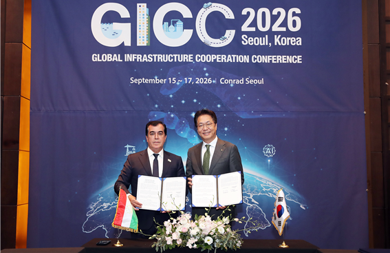 국가철도공단이 ‘GICC 2026’에서 해외 진출 기반을 강화했다 사진은 정진혁 국가철도공단 이사장오른쪽이 타지키스탄 철도공사 사장과 기념사진을 촬영하고 있다 사진국가철도공단