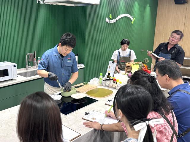 테이스티풀무원Tasty Pulmuone 전문 셰프가 강남구 1인가구 대상 클래스에서 참가자들에게 실생활에서 활용할 수 있는 간편 조리법을 시연하고 있는 모습 사진풀무원