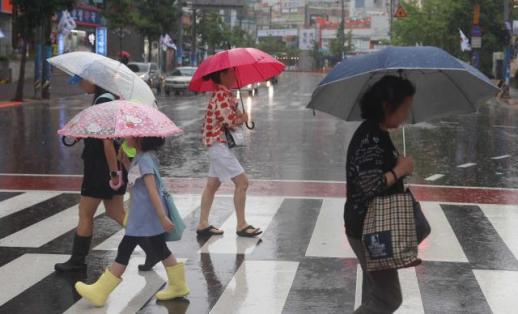 أمطار تضرب جزيرة جيجو والساحل الجنوبي والشرقي.. والحرارة تصل إلى 30 درجة مئوية